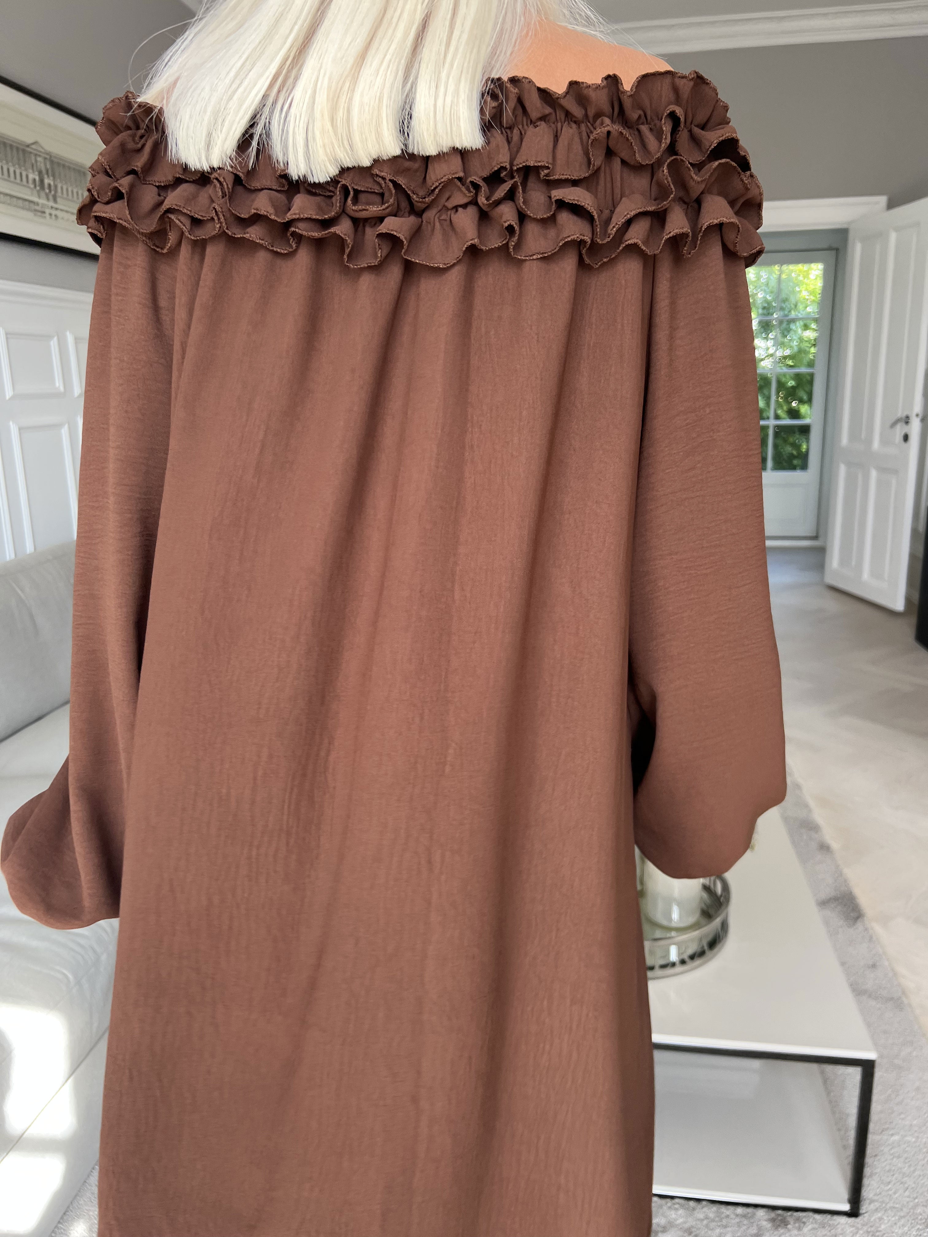 Chili Dress - Kjole med lange ærmer og flæser i udskæringen